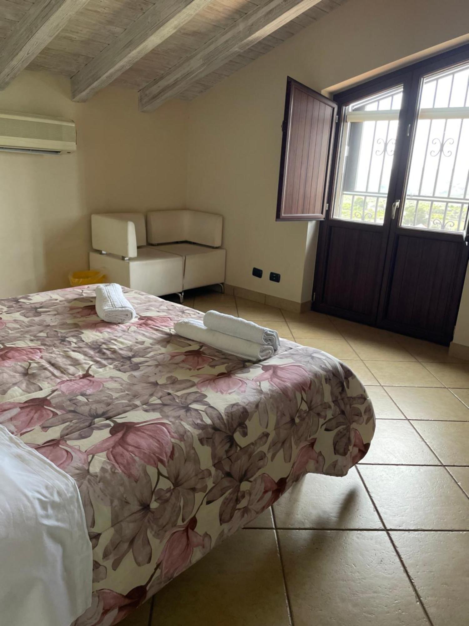 Ranch Simeto Hotel Paterno  Bagian luar foto