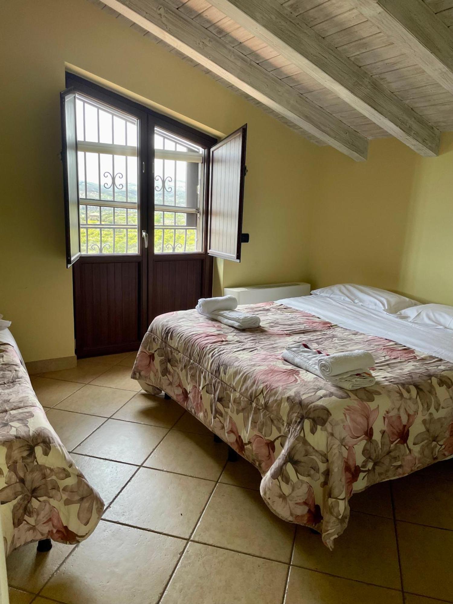Ranch Simeto Hotel Paterno  Bagian luar foto